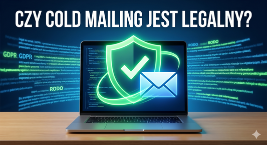 Zielona tarcza ochronna nad ikoną maila na ekranie laptopa, symbolizująca legalny cold mailing B2B zgodny z RODO